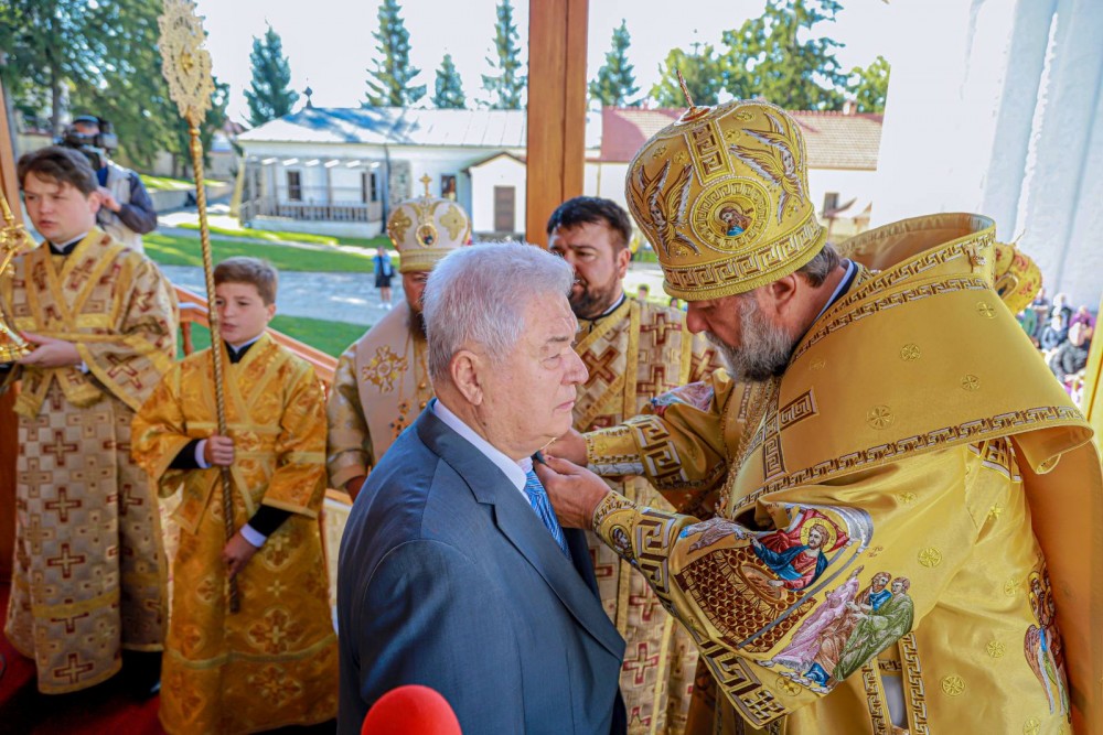 Fără măști și distanță socială, Vladimir Voronin, decorat de Mitropolit cu o distincție religioasă